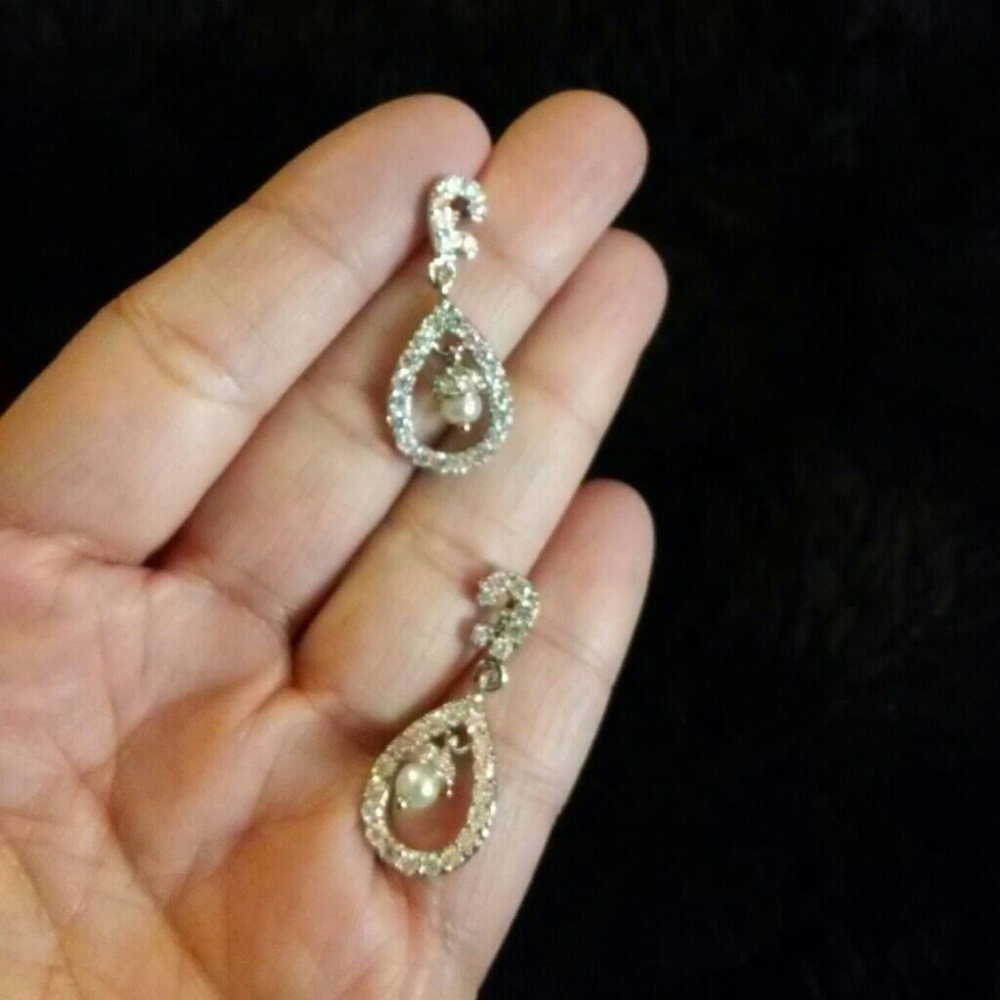 ⬜Princess Kate's wedding earrings by KJL 💕